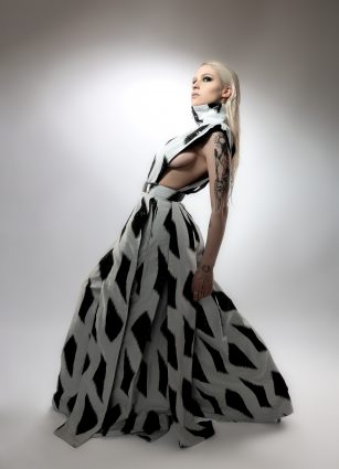 modèle féminin portant une robe longue noir et blanc à carreaux