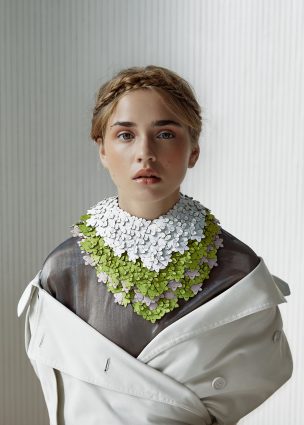 modèle féminin portant une création d'objets textiles