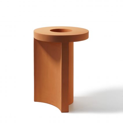 céramique orange semblable à un tabouret