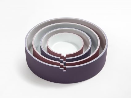 céramiques roses et violettes rondes emboîtées