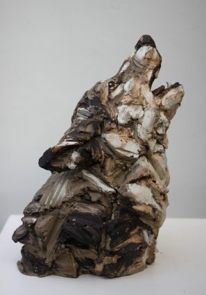 culpture modelée représentant une tête de loup