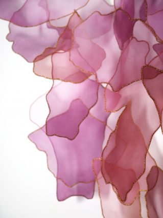 broderie rose violette et orange formant des fleurs