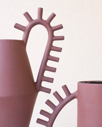 Céramiques roses avec anses pointues