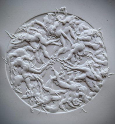 gravures blanches d'hommes en relief