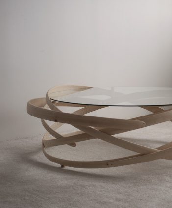 table basse en bois avec plaque en verre