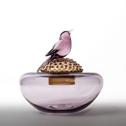 sculpture en verre soufflée violet représentant un oiseau