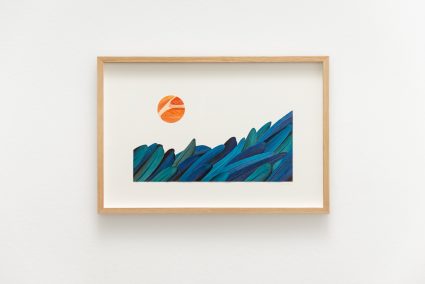 tableau encadré représentant de l'eau et un soleil orange avec des plumes