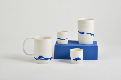 Tasses blanches en céramique avec des cordes nouées bleues