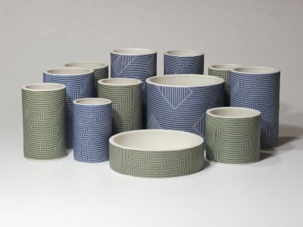 tasses en céramique bleu et vert