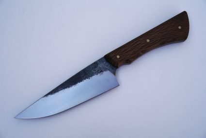 couteau avec manche en bois foncé