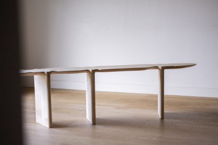 table en bois beige