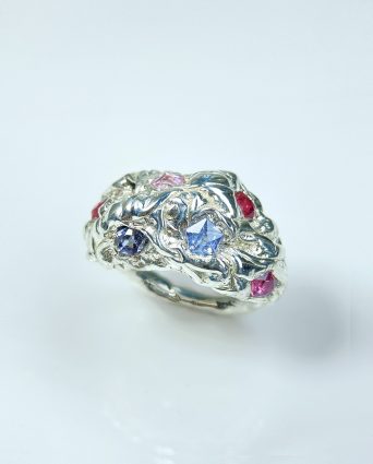 Joaillerie argentée avec pierres bleu, rose et rouge