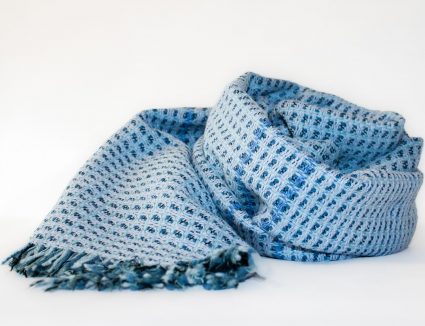 écharpe bleue tissée