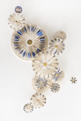 oeuvres céramiques rondes avec rosaces bleues