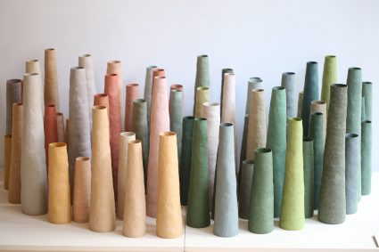 œuvre colorée en céramique