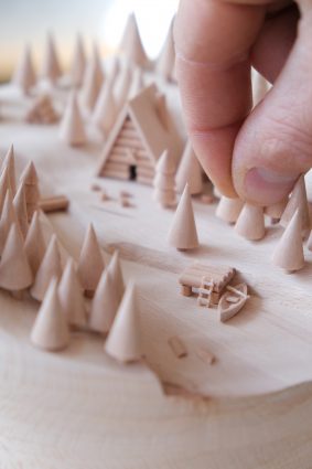 mini village avec sapins et chalet en bois sculpté